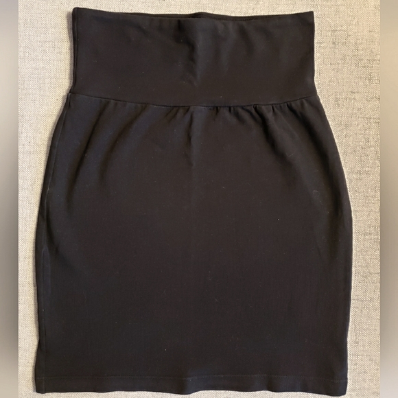Aritzia Black Skirt - Picture 1 of 4